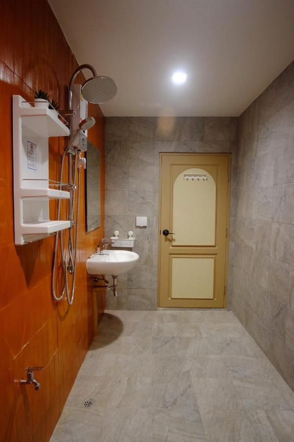 Krung Boutique Hotel Bangkok Bagian luar foto